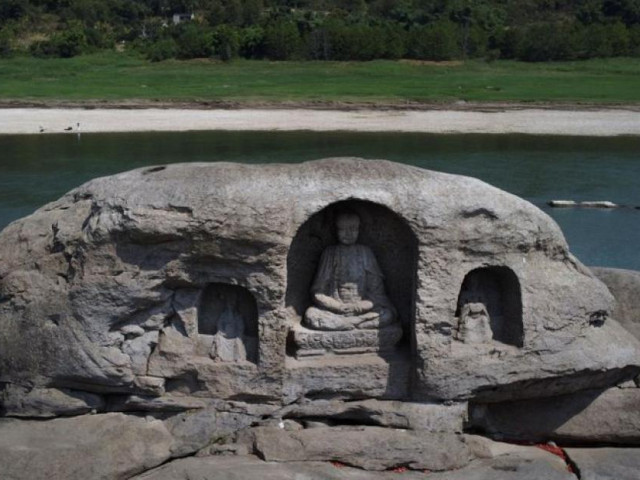 Tượng Phật cổ bất ngờ xuất hiện ở đáy sông