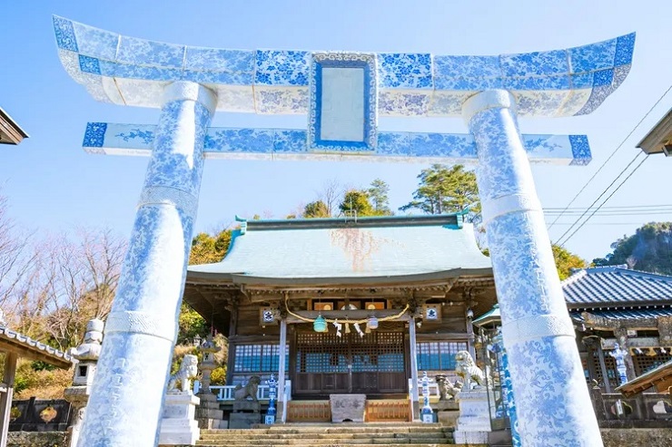 Ngôi đền 363 tuổi ở Nhật nổi tiếng với cổng bằng sứ trắng - 1