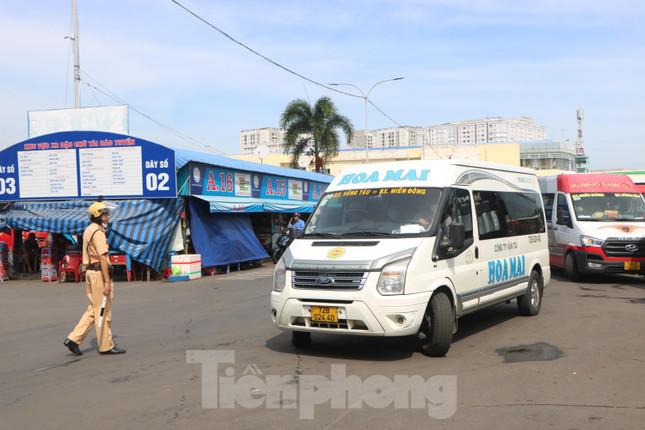 TPHCM: CSGT vào bến xe kiểm tra đột xuất nồng độ cồn, ma túy đối với tài xế - 1