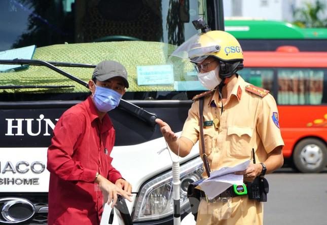 TPHCM: CSGT vào bến xe kiểm tra đột xuất nồng độ cồn, ma túy đối với tài xế - 5