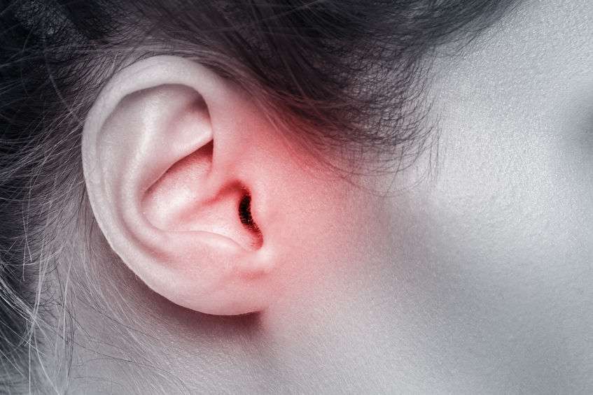 Đừng chủ quan khi bị ù tai, đây có thể là dấu hiệu của 3 căn bệnh nguy hiểm - 1