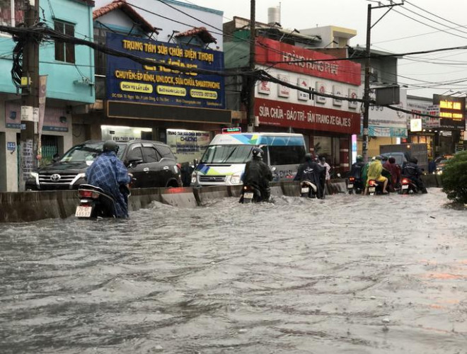 TP.HCM lún trung bình 2 cm/năm, Chủ tịch Phan Văn Mãi ra chỉ đạo khẩn - 1