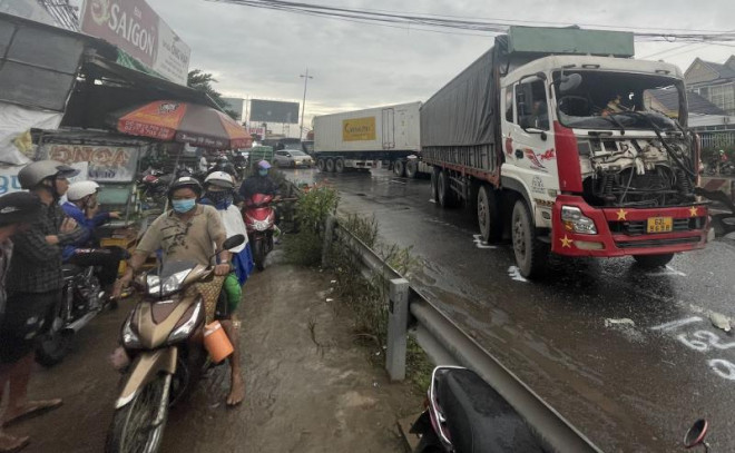 Tai nạn ở Tiền Giang, kẹt xe kéo dài tới Vĩnh Long - 2
