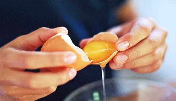 Công ty ở Trung Quốc gây phẫn nộ vì bắt sinh viên thực tập ăn trứng sống do không đạt KPI - 1