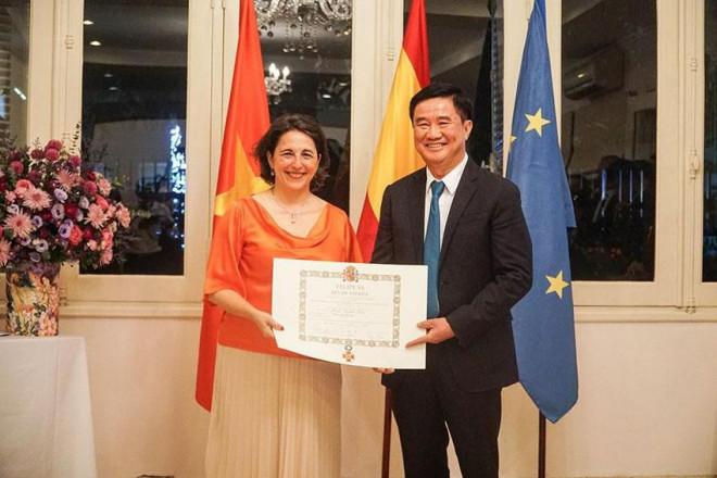 Ông Huỳnh Văn Hạnh được tặng huân chương Nữ hoàng Tây Ban Nha - 1