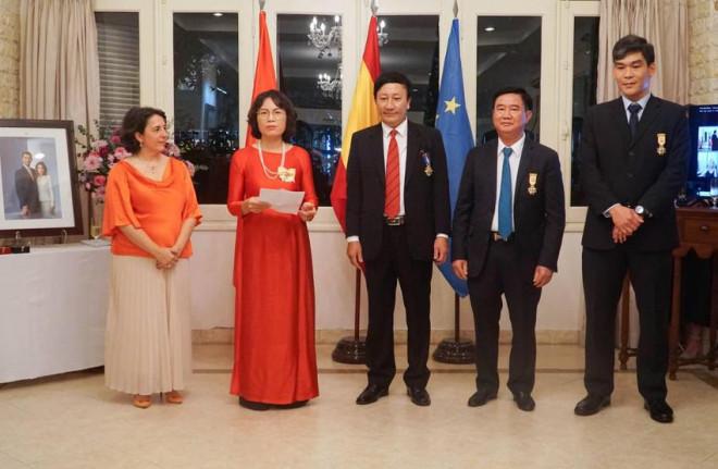 Ông Huỳnh Văn Hạnh được tặng huân chương Nữ hoàng Tây Ban Nha - 2