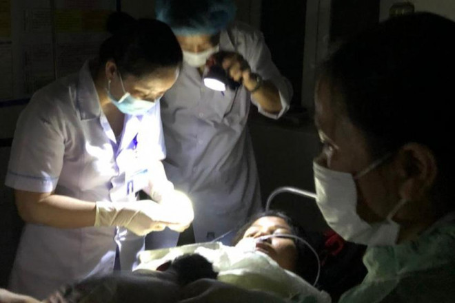 Mất điện, bác sĩ rọi đèn pin đỡ đẻ cho sản phụ sinh 3 ở Quảng Trị - 1