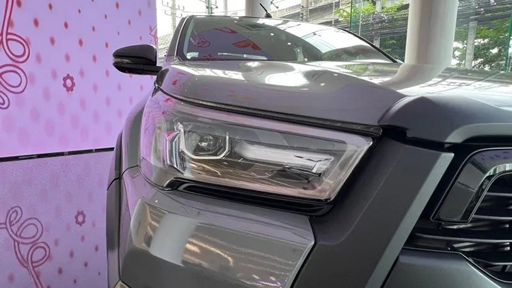 Chi tiết Toyota Hilux Revo-D Rocco 60th Anniversary màu xám bản giới hạn - 5