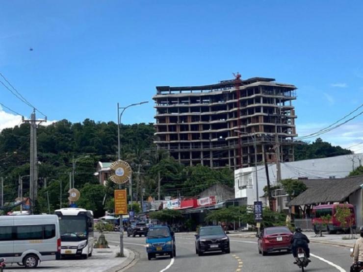 Phú Quốc: Phạt 61,5 triệu đồng, buộc tháo dỡ công trình khách sạn 12 tầng xây không phép