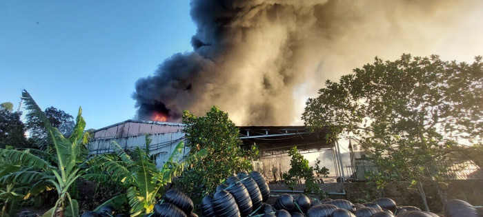 Cháy lớn phá hủy 1 cơ sở sản xuất nhựa ở Quảng Ninh - 1