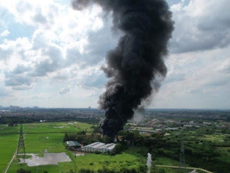 Cháy kho xưởng hoá dầu ở Hà Nội, cột khói đen cao hàng trăm mét