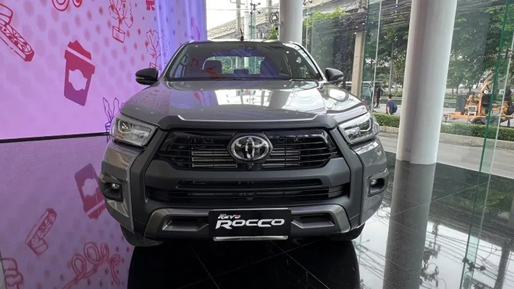 Chi tiết Toyota Hilux Revo-D Rocco 60th Anniversary màu xám bản giới hạn - 2