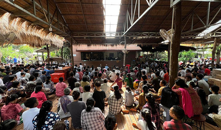 Chính khách Campuchia đăng một bài viết trên mạng, 15.000 người ùn ùn đổ về nông trại - 1
