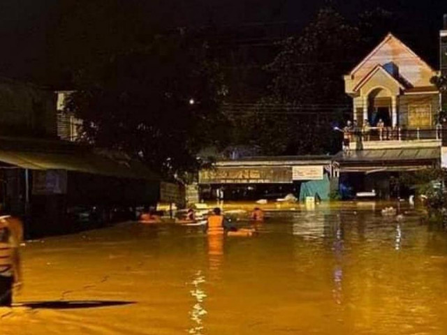 雨は2メートルの深さまで浸水し、人々は2階に上がって助けを求めた