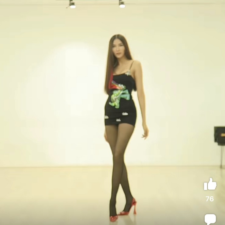 Kỳ lạ những cô giáo của các hoa hậu Việt: Mặc trang phục càng ngắn càng ghi điểm? 16