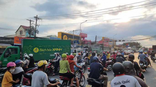 Đồng Nai: Nữ sinh bị xe ben tông tử vong trên đường đi học về, giao thông ùn ứ trên Quốc lộ 1 - 2