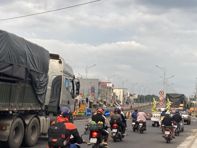 Đồng Nai: Nữ sinh bị xe ben tông tử vong trên đường đi học về, giao thông ùn ứ trên Quốc lộ 1 - 3