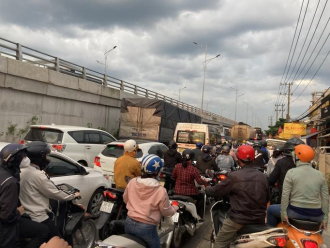 Đồng Nai: Nữ sinh bị xe ben tông tử vong trên đường đi học về, giao thông ùn ứ trên Quốc lộ 1 - 6