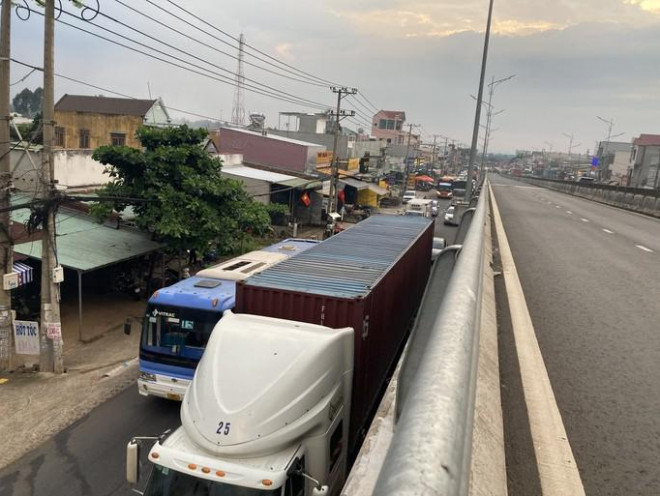 Đồng Nai: Nữ sinh bị xe ben tông tử vong trên đường đi học về, giao thông ùn ứ trên Quốc lộ 1 - 4