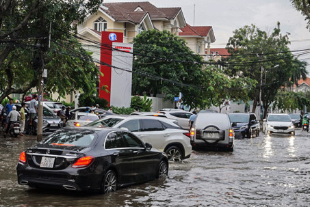 Lái xe ô tô trong trời mưa to và ngập lụt cao cần lưu ý những điều sau