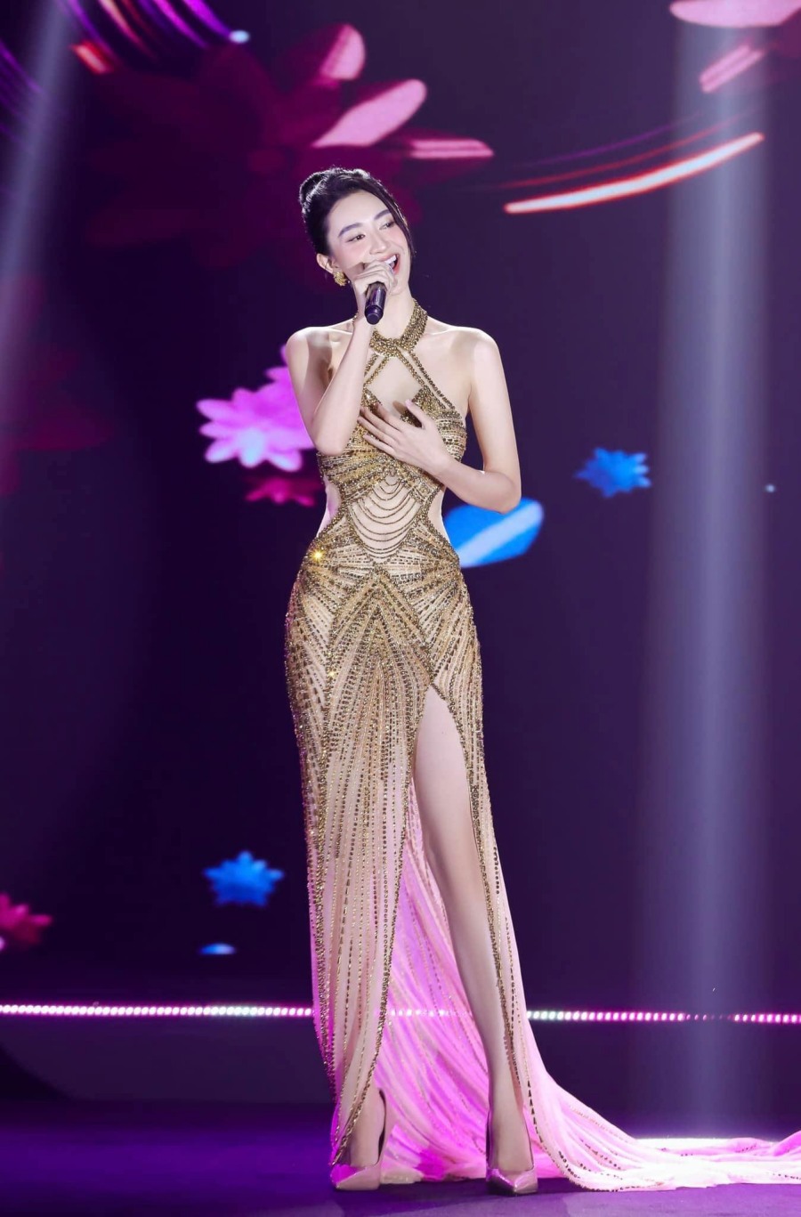 Nàng thơ xứ Huế Hà Thu "độ" body eo thon hông nở, mặc gì cũng xinh - 3