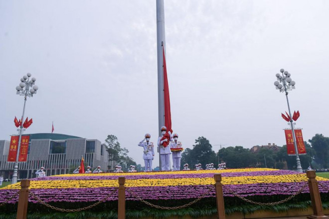 Trang nghiêm nghi lễ thượng cờ ngày Quốc khánh ở quảng trường Ba Đình - 5