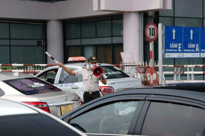 Một nhân viên an ninh sân bay Nội Bài bị lái xe taxi dùng tô vít tấn công - 1