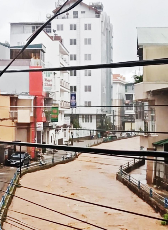 "息苦しい"  コンクリートと温室のために、大雨が降ると、ダラットは再び浸水します - 3