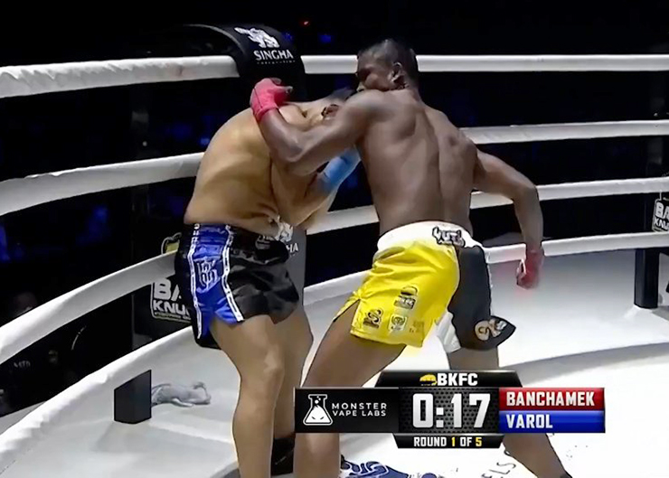 “Thánh Muay” Buakaw đấm đối thủ rách trán, lần đầu đấu Boxing tay trần - 1