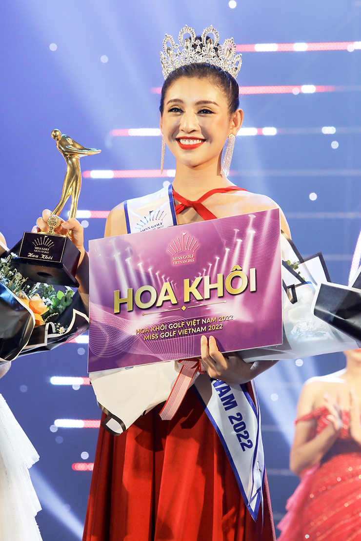 Hình ảnh của Lê Thanh Tú đang được nhiều diễn đàn giải trí đăng tải. Tối 3/9 tại Huế, cô đã vượt qua nhiều thí sinh trên cả nước, đăng quang cuộc thi 'Miss Golf Vietnam 2022'.
