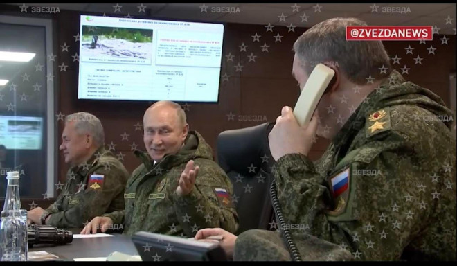 Nụ cười của Tổng thống Putin với Bộ trưởng Shoigu gửi tín hiệu tới phương Tây - 1