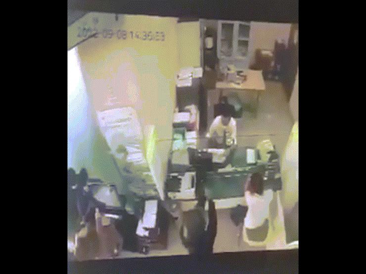 Video: Giây phút sinh tử nhân viên ngân hàng đối mặt tên cướp nghi có súng