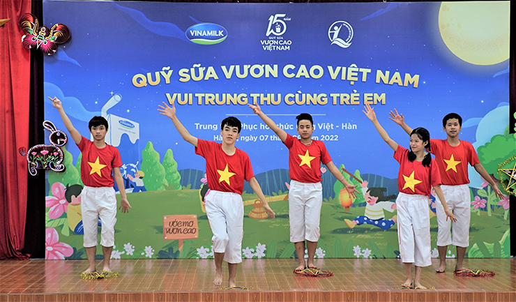 Vinamilk và Quỹ sữa Vươn cao Việt Nam cùng trẻ em vui tết Trung thu - 2
