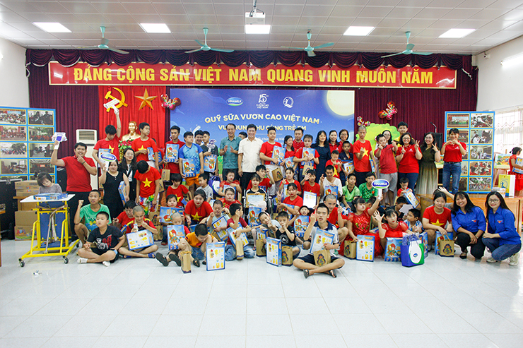 Vinamilk và Quỹ sữa Vươn cao Việt Nam cùng trẻ em vui tết Trung thu - 1