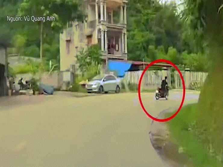 Video: ”Đứng tim” trước cảnh nam thanh niên chạy xe máy, ôm cua tốc độ cao
