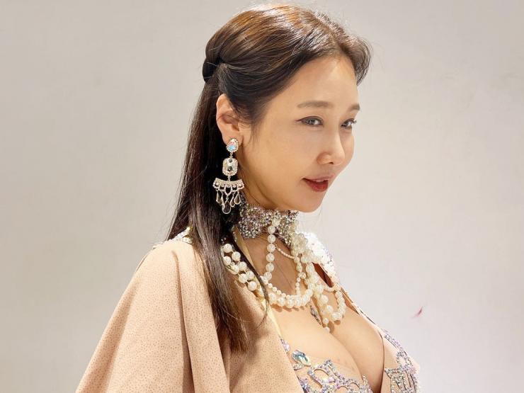 Nữ nha sĩ Hàn Quốc 53 tuổi tiết lộ sửa vòng 1 để chiều lòng bạn trai trẻ tuổi