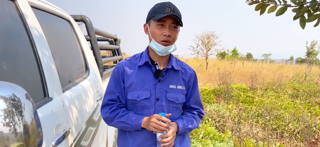 Quang Linh Vlog hé lộ góc khuất cuộc sống ở châu Phi sau cảnh tượng được 1.000 người vây quanh - 1
