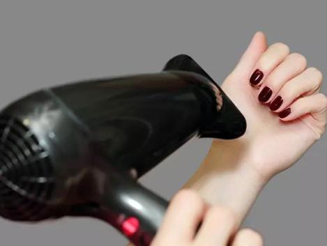6 cách siêu dễ giúp sơn móng tay nhanh khô - 3