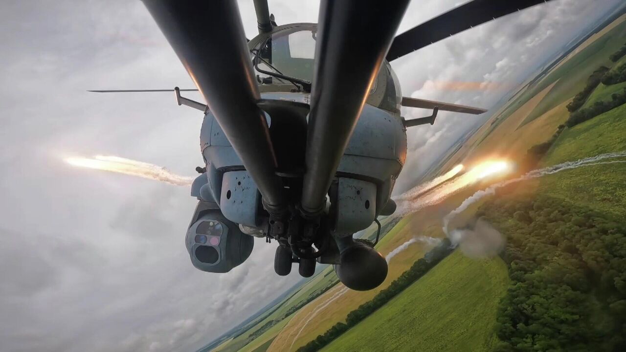 Nga điều trực thăng Mi-35 chặn đoàn xe quân sự Ukraine ở Kharkiv - 1