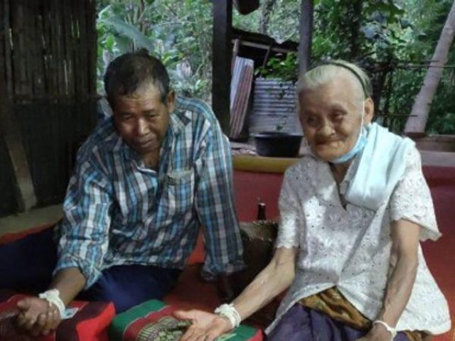 Chú rể 72 tuổi và cô dâu 83 tuổi kết hôn sau 10 ngày quen biết