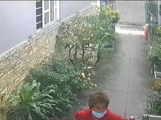 Camera ghi cảnh 1 phụ nữ đột nhập nhà dân trộm tài sản