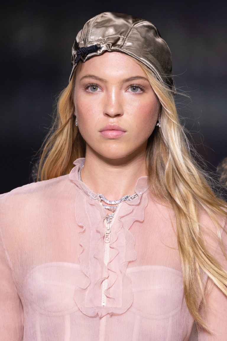 7 phong cách làm đẹp gây sốt từ sàn diễn Xuân Hè 2023 - 7