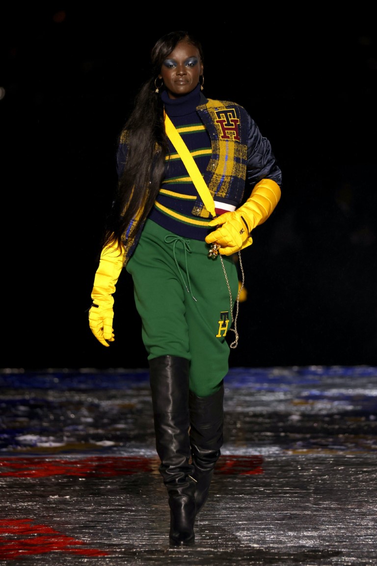 7 phong cách làm đẹp gây sốt từ sàn diễn Xuân Hè 2023 - 8