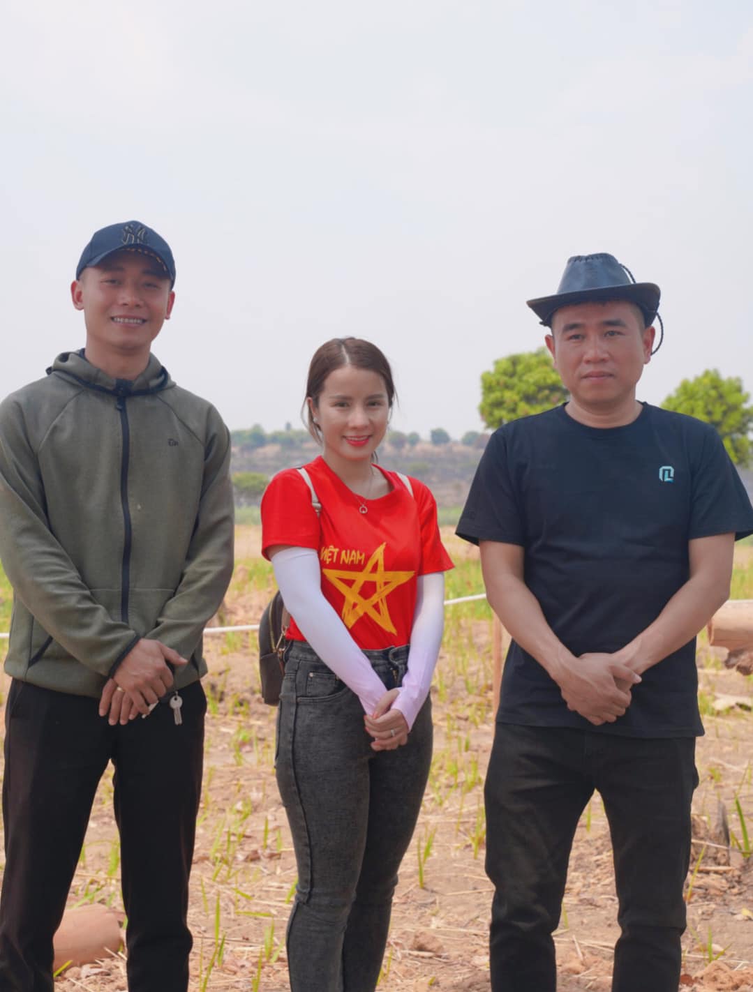 Chi hàng trăm triệu làm từ thiện cùng Quang Linh Vlogs, nữ YouTuber gây tranh cãi - 1