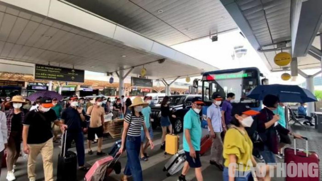 Xe buýt sân bay Tân Sơn Nhất vé chỉ 5.000 đồng vẫn không có khách - 8