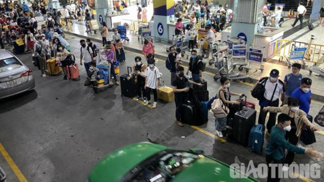Xe buýt sân bay Tân Sơn Nhất vé chỉ 5.000 đồng vẫn không có khách - 9