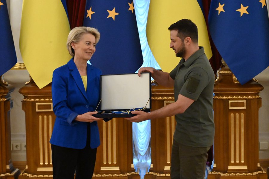 Tổng thống Ukraine Zelensky xuất hiện sau vụ tai nạn giao thông - 1