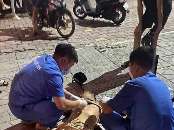Xôn xao clip thanh niên bị đâm gục trên phố Hà Nội, công an thông tin ban đầu