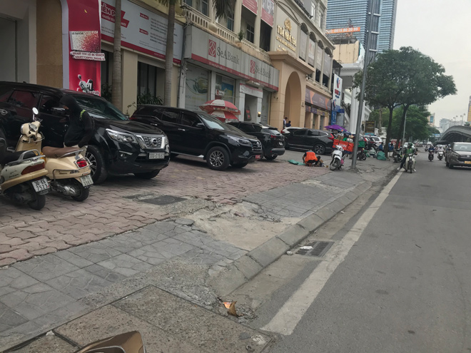 Vụ nam thanh niên bị đâm tử vong giữa phố Hà Nội: Giải cứu cô gái bị ép lên ô tô - 1