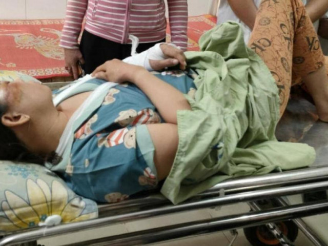 Vụ sập tường ở Bình Định: Xót xa vợ đa chấn thương xin về chịu tang chồng
